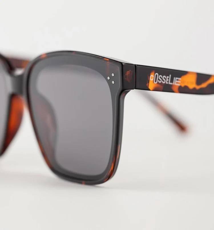 1802202506 Gracie, Brown Tortoise sunglasses closeup