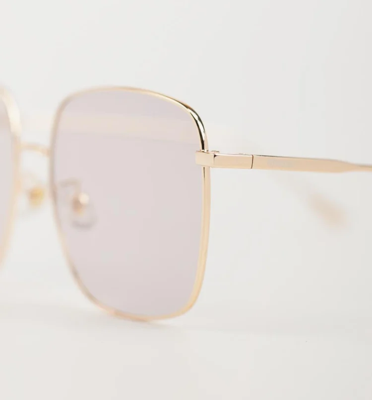 1802202533 Alice, Beige Gold sunglasses closeup