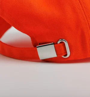 Πορτοκαλί καπέλο Jockey COSSELIE, λεπτομέρεια κουμπώματος