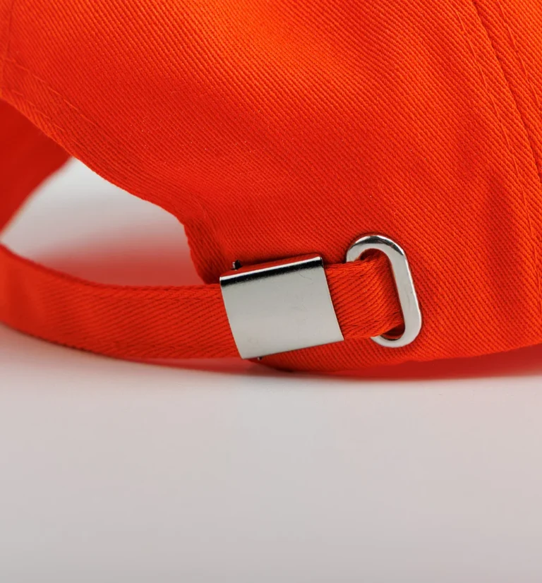 Πορτοκαλί καπέλο Jockey COSSELIE, λεπτομέρεια κουμπώματος