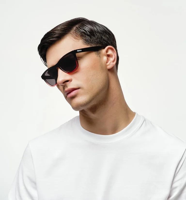 Γυαλιά Ηλίου Avalon, Μαύρα Κόκκινα, μπροτινή πλάγια όψη σε ανδρικό μοντέλο