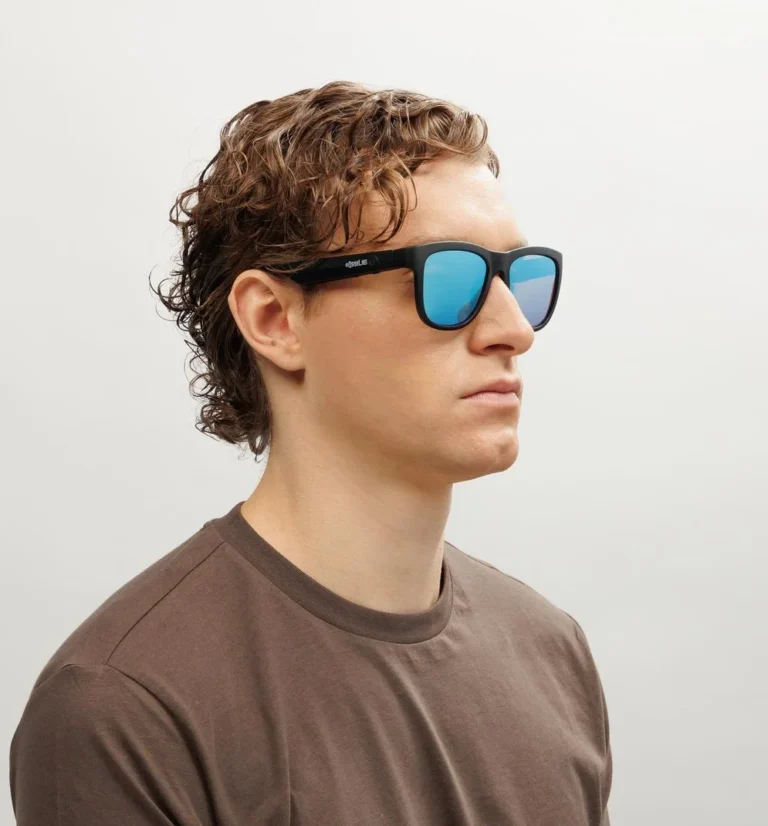 Έξυπνα Γυαλιά Ηλίου Tune, μπροστινή πλάγια όψη σε ανδρικό μοντέλο