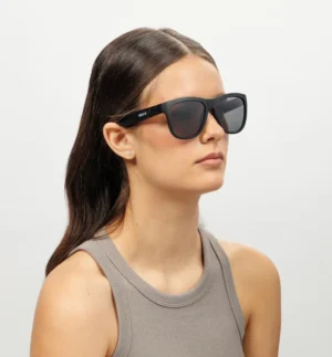 Έξυπνα Γυαλιά Ηλίου Vibe, μπροστινή πλάγια όψη σε γυναικείο μοντέλο