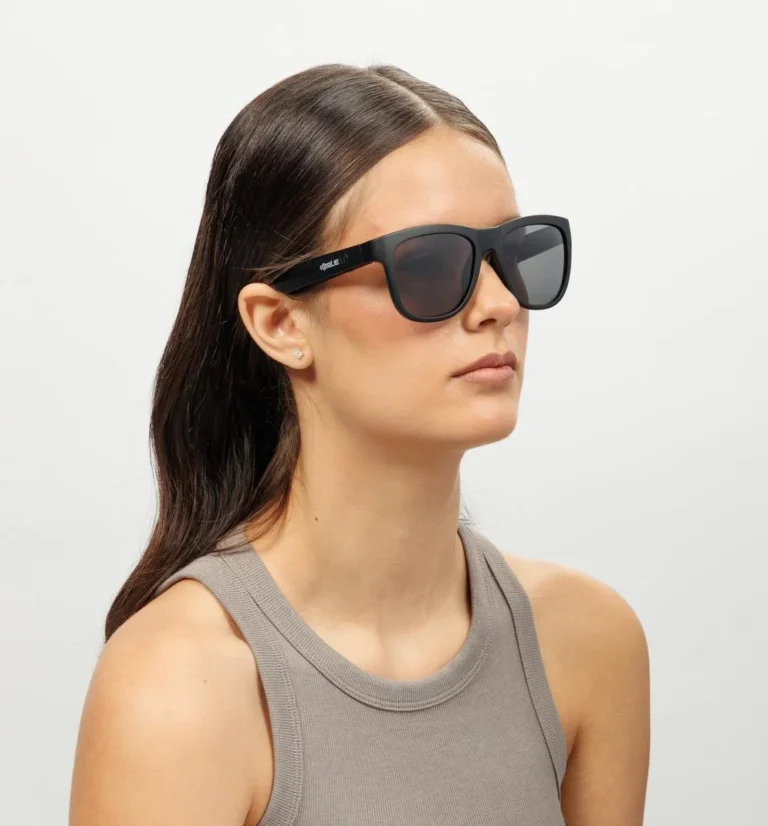 Έξυπνα Γυαλιά Ηλίου Vibe, μπροστινή πλάγια όψη σε γυναικείο μοντέλο