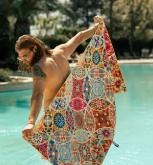 Πετσέτα Θαλάσσης Moroccan Tile, σε πισίνα με ανδρικό μοντέλο