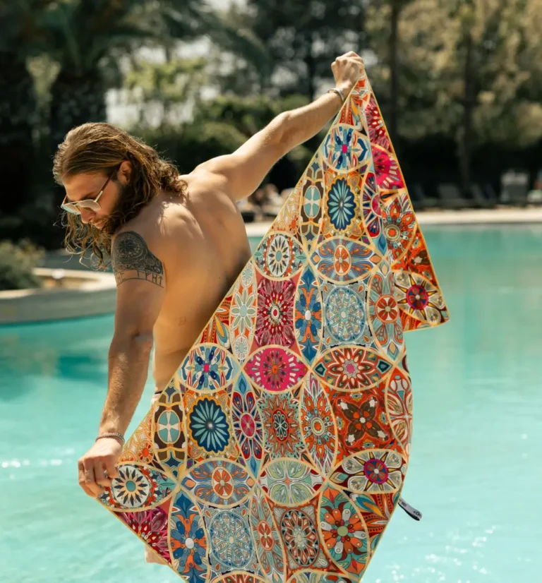 Πετσέτα Θαλάσσης Moroccan Tile, σε πισίνα με ανδρικό μοντέλο