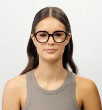 Σκελετός Γυαλιών C.On.1, Μαύρος, μπροστινή όψη σε γυναικείο μοντέλο