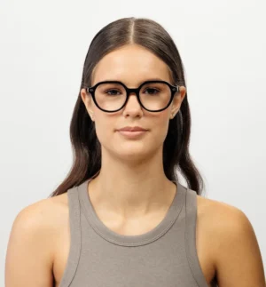 Σκελετός Γυαλιών C.On.1, Μαύρος, μπροστινή όψη σε γυναικείο μοντέλο