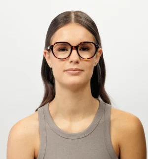 Σκελετός Γυαλιών C.On.1, Καφέ Ταρταρούγα μπροστινή όψη σε γυναικείο μοντέλο