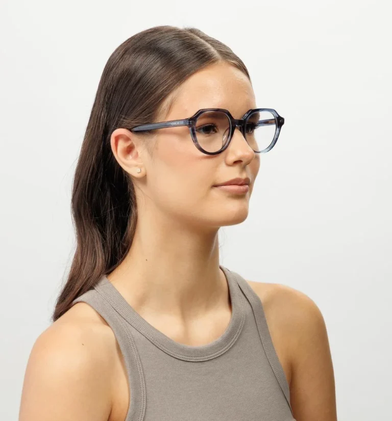 Σκελετός Γυαλιών C.On.1, Μπλε, μπροστινή πλάγια όψη σε γυναικείο μοντέλο