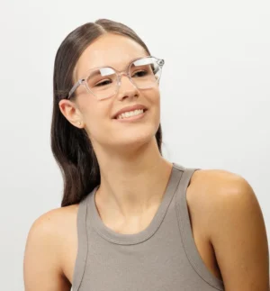 Σκελετός Γυαλιών C.On.1, Διάφανος, μπροστινή πλάγια όψη σε γυναικείο μοντέλο