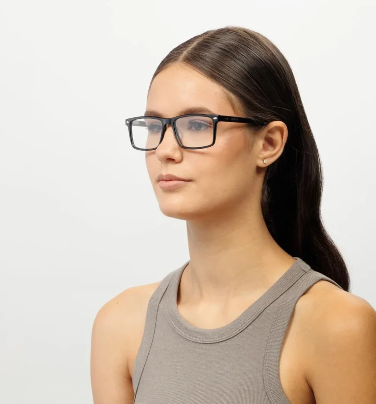 Σκελετός Γυαλιών C.On.2, Μαύρος, μπροστινή πλάγια όψη σε γυναικείο μοντέλο