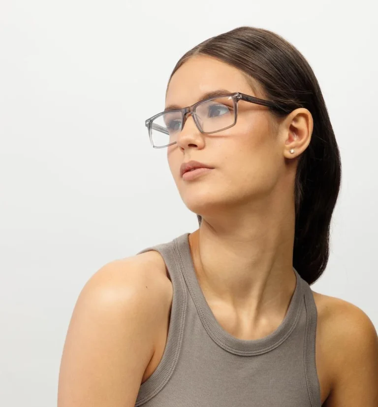 Σκελετός Γυαλιών C.On.2, Γκρι Διάφανος, μπροστινή πλάγια όψη σε γυναικείο μοντέλο