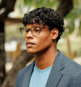 Σκελετός Γυαλιών C.On.3, Πολύχρωμος, μπροστινή πλάγια όψη σε ανδρικό μοντέλο