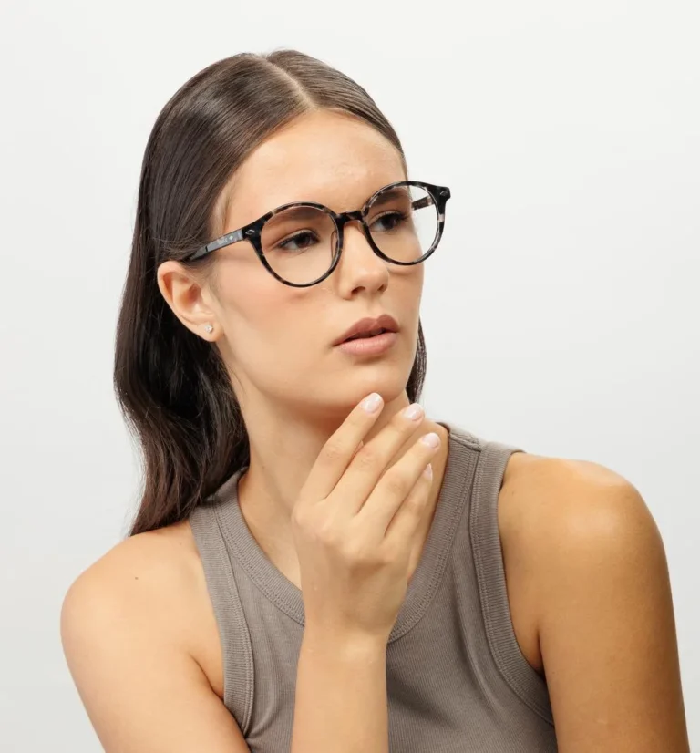 Σκελετός Γυαλιών C.On.3, Μαύρος Ταρταρούγα, μπροστινή πλάγια όψη σε γυναικείο μοντέλο