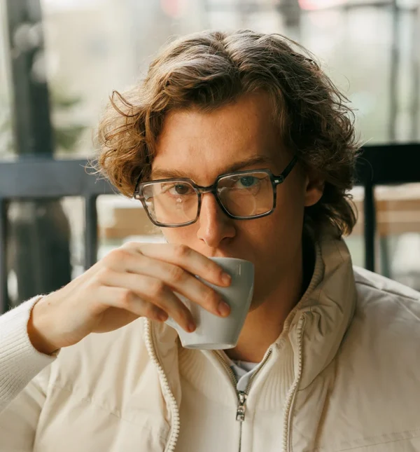 Σκελετός Γυαλιών C.On.4, Γκρι Διάφανος, μπροστινή όψη σε ανδρικό μοντέλο