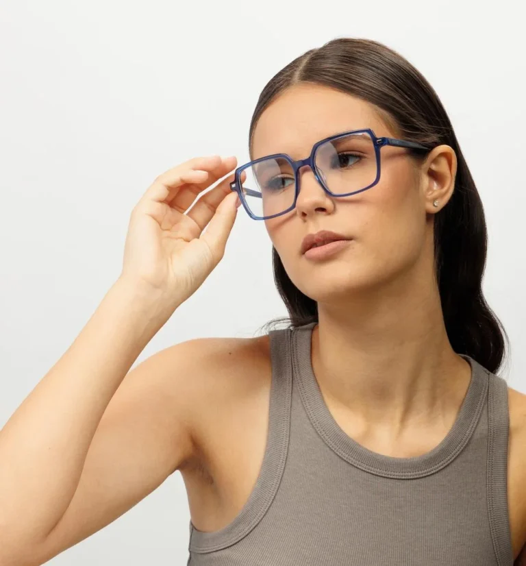 Σκελετός Γυαλιών C.On.4, Μπλε, μπροστινή πλάγια όψη σε γυναικείο μοντέλο