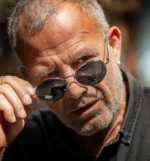 Γυαλιά Ηλίου Terni, Ασημί, μπροστινή πλάγια όψη σε Πασχάλη Τσαρούχα