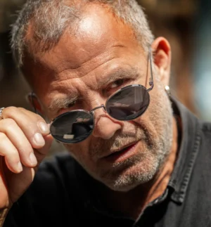 Γυαλιά Ηλίου Terni, Ασημί, μπροστινή πλάγια όψη σε Πασχάλη Τσαρούχα