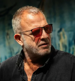 Γυαλιά Ηλίου Hyams, Μαύρα, μπροστινή πλάγια όψη σε Πασχάλη Τσαρούχα